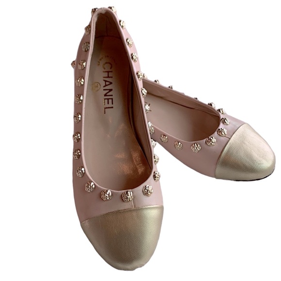 🆕Chanel Style Light Pink /Gold Leather Camellia Studded Ballet Flats🆕 - Picture 2 of 11